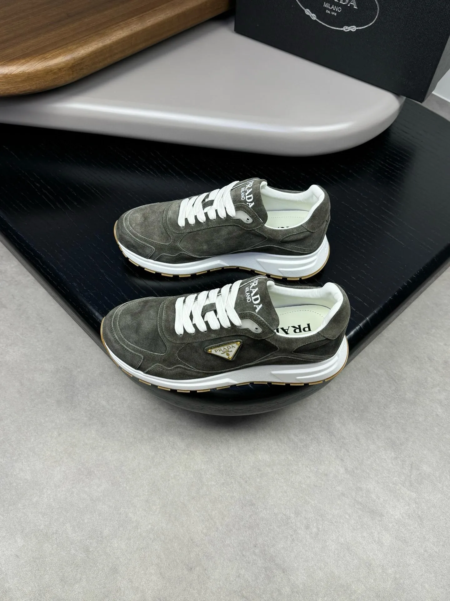 Batch 420, Prad* Prada's new men's thick-soled leather sports and casual shoes are made of imported high-value suede cowhide, combining elegant style and innovative design. The outer side is decorated with an enameled metal triangle logo, and the 4.5cm concave and convex rubber thick sole is full of modern style. The Prada letter logo is decorated on the heel and tongue, all of which illustrate the brand style. , soft, light, comfortable and durable on the feet! 38-44